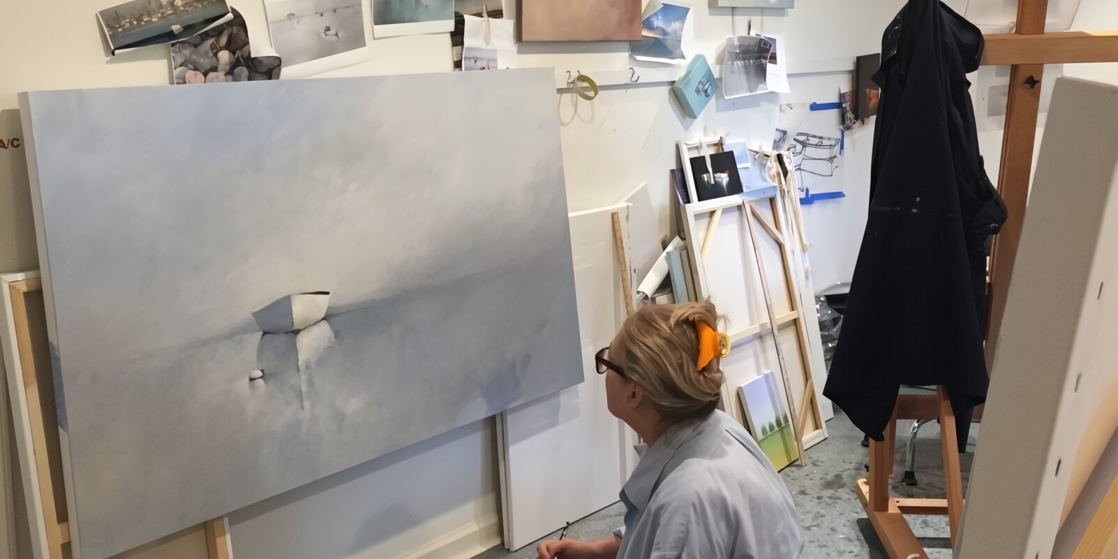 Leslie Berenson painting a commissioned work of art